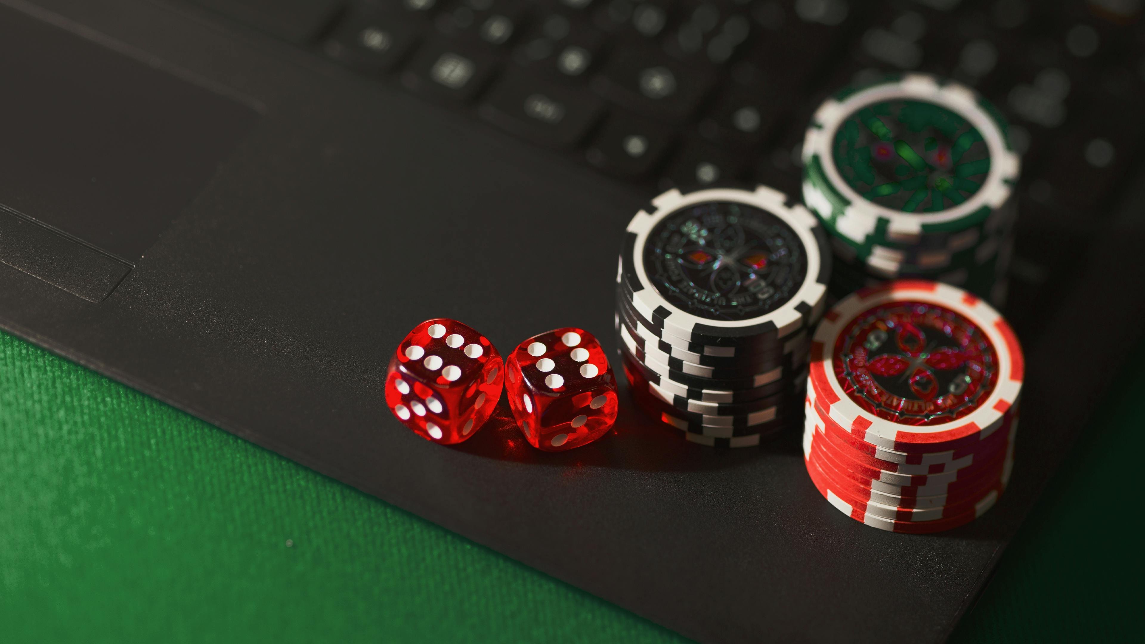 Layar selamat datang aplikasi fiatogel menampilkan menu sportsbook, live dealer, slot, dan esports dengan antarmuka yang responsif